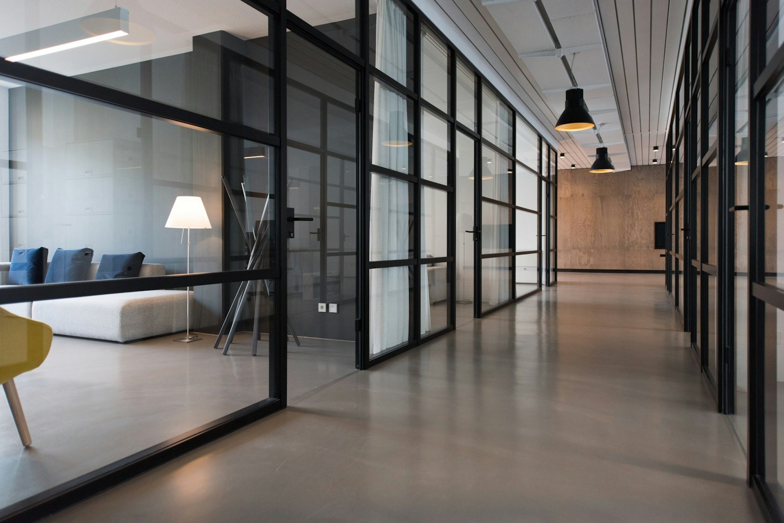 Ambiente corporativo com mobiliário, imagem ilustrativa para o artigo Reforma de Estofados por Etapas em Ambientes Comerciais | New Home.